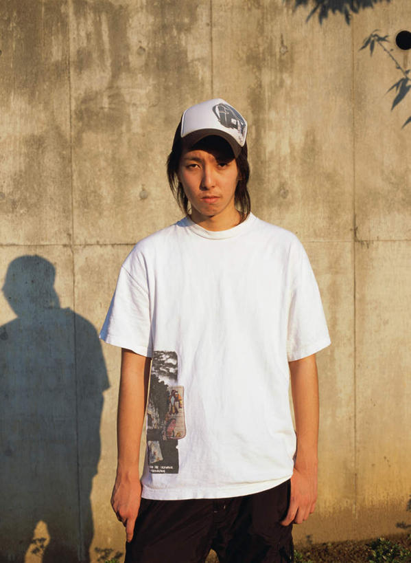 东方人,一个人,站,笑,微笑,竖图,室外,白天,正面,帽子,亚洲,仅一个男性,仅一个人,戴,阴影,服装,反射,影子,墙,注视,休闲装,黄种人,运动帽,墙壁,墙面,仅一个年轻男性,衣服,观察,看,站着,休闲,休闲服,鸭舌帽,服饰,观看,戴着,察看,关注,男人,男性,年轻男性,亚洲人,半身,彩图