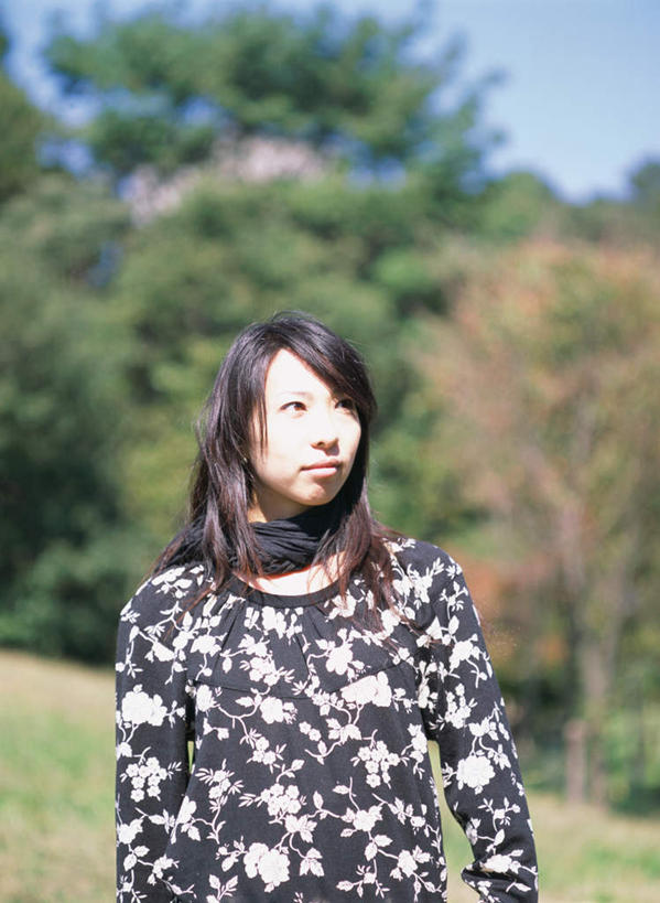 东方人,一个人,站,笑,微笑,竖图,室外,白天,正面,草地,草坪,植物,亚洲,仅一个年轻女性,仅一个女性,仅一个人,服装,注视,休闲装,黄种人,草,树,树木,衣服,蓝色,绿色,蓝天,天空,自然,天,观察,看,站着,休闲,休闲服,服饰,生长,成长,观看,察看,关注,年轻女性,女人,女性,亚洲人,半身,彩图