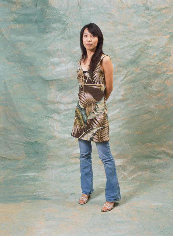 东方人,一个人,站,笑,微笑,竖图,室内,白天,正面,亚洲,仅一个年轻女性,仅一个女性,仅一个人,绿色背景,服装,注视,休闲装,黄种人,衣服,观察,看,站着,休闲,休闲服,摄影,服饰,影棚,观看,察看,关注,年轻女性,女人,女性,亚洲人,彩图,全身,影棚拍摄,拍摄