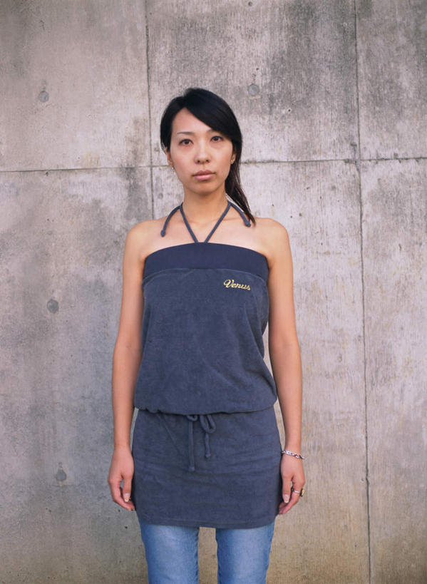 东方人,一个人,站,笑,微笑,竖图,室内,白天,正面,亚洲,仅一个年轻女性,仅一个女性,仅一个人,服装,墙,注视,休闲装,黄种人,墙壁,墙面,衣服,观察,看,站着,休闲,休闲服,服饰,观看,察看,关注,年轻女性,女人,女性,亚洲人,半身,彩图