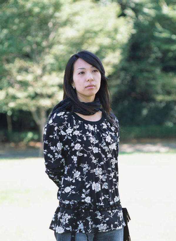 东方人,一个人,站,笑,微笑,竖图,室外,白天,正面,植物,亚洲,仅一个年轻女性,仅一个女性,仅一个人,服装,注视,休闲装,黄种人,树,树木,衣服,绿色,自然,观察,看,站着,休闲,休闲服,服饰,生长,成长,观看,察看,关注,年轻女性,女人,女性,亚洲人,半身,彩图