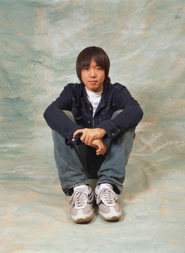 东方人,一个人,坐,竖图,室内,白天,正面,亚洲,仅一个男性,仅一个人,绿色背景,服装,注视,休闲装,黄种人,仅一个年轻男性,衣服,观察,看,休闲,休闲服,摄影,服饰,影棚,抱膝,观看,察看,关注,男人,男性,年轻男性,亚洲人,屈膝,坐着,彩图,全身,影棚拍摄,拍摄