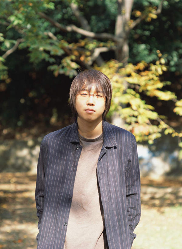 东方人,一个人,站,笑,微笑,竖图,室外,白天,正面,植物,亚洲,仅一个男性,仅一个人,服装,注视,休闲装,黄种人,树,树木,仅一个年轻男性,衣服,绿色,自然,观察,看,站着,休闲,休闲服,服饰,生长,成长,观看,察看,关注,男人,男性,年轻男性,亚洲人,半身,彩图