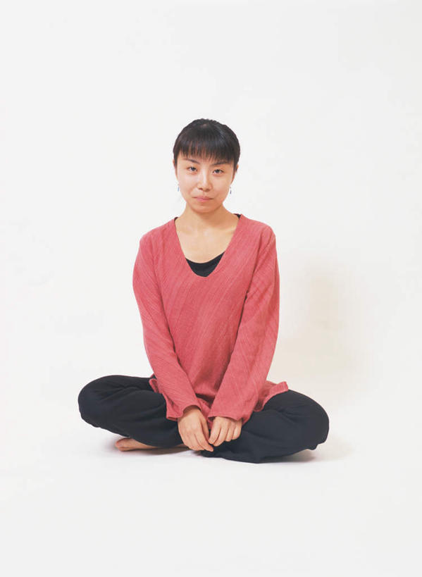 东方人,一个人,坐,盘腿,竖图,室内,白天,白色背景,正面,亚洲,仅一个年轻女性,仅一个女性,仅一个人,服装,注视,休闲装,黄种人,衣服,观察,看,休闲,休闲服,摄影,服饰,影棚,观看,察看,关注,年轻女性,女人,女性,亚洲人,盘腿而坐,盘膝,盘着腿的,盘着腿坐,双腿交叉,坐着,彩图,全身,影棚拍摄,拍摄