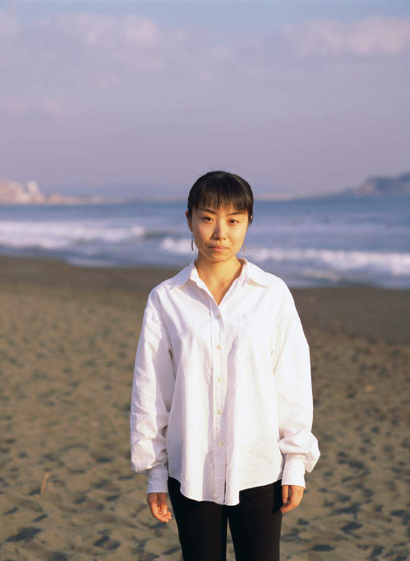 东方人,一个人,站,笑,微笑,竖图,室外,白天,正面,海浪,海洋,沙滩,亚洲,仅一个年轻女性,仅一个女性,仅一个人,服装,沙子,海岸,浪花,沙地,注视,休闲装,黄种人,衣服,蓝色,蓝天,天空,海水,天,观察,看,站着,休闲,休闲服,服饰,观看,察看,关注,海景,年轻女性,女人,女性,亚洲人,大海,风浪,海,海水的波动,海滩,近岸浪,涌浪,半身,彩图