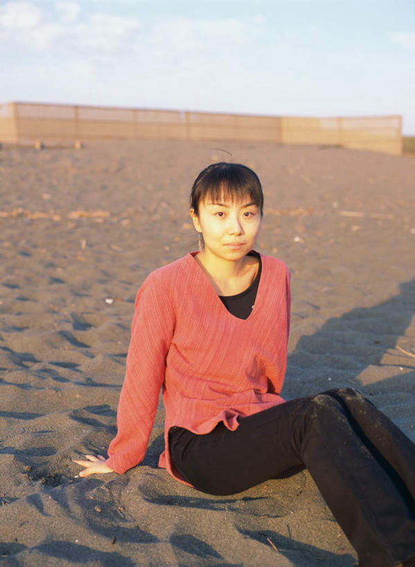 东方人,一个人,坐,竖图,室内,白天,正面,沙滩,亚洲,仅一个年轻女性,仅一个女性,仅一个人,撑,阴影,服装,反射,沙子,影子,海岸,沙地,注视,休闲装,黄种人,衣服,观察,看,休闲,休闲服,服饰,观看,察看,撑着,关注,年轻女性,女人,女性,亚洲人,海滩,坐着,半身,彩图