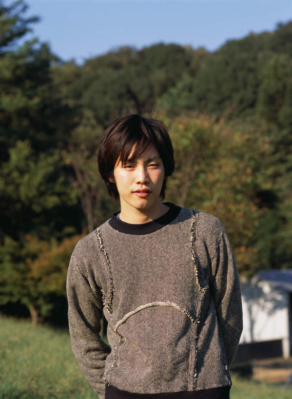 东方人,一个人,站,笑,微笑,竖图,室外,白天,正面,森林,树林,植物,亚洲,仅一个男性,仅一个人,服装,注视,休闲装,黄种人,树,树木,仅一个年轻男性,衣服,蓝色,绿色,蓝天,天空,自然,天,观察,看,站着,休闲,休闲服,服饰,生长,成长,观看,察看,关注,男人,男性,年轻男性,亚洲人,半身,彩图