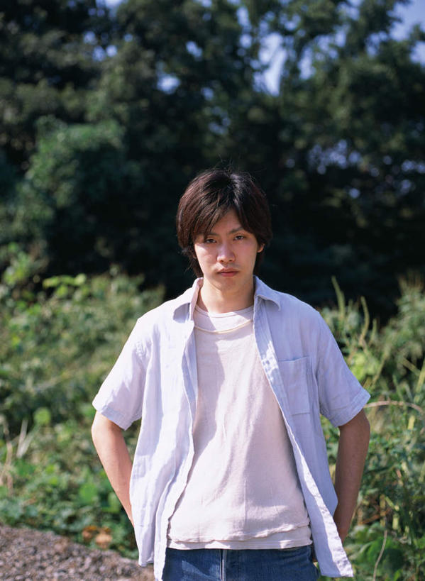 东方人,一个人,站,笑,微笑,竖图,室外,白天,正面,森林,树林,植物,亚洲,仅一个男性,仅一个人,服装,注视,休闲装,黄种人,树,树木,仅一个年轻男性,衣服,蓝色,绿色,蓝天,天空,自然,天,观察,看,站着,休闲,休闲服,服饰,生长,成长,观看,察看,关注,男人,男性,年轻男性,亚洲人,半身,彩图