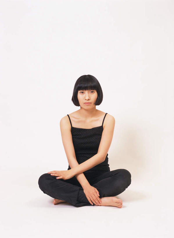 东方人,一个人,坐,盘腿,竖图,室内,白天,白色背景,正面,亚洲,仅一个年轻女性,仅一个女性,仅一个人,服装,注视,休闲装,黄种人,衣服,观察,看,休闲,休闲服,摄影,服饰,影棚,观看,察看,关注,年轻女性,女人,女性,亚洲人,盘腿而坐,盘膝,盘着腿的,盘着腿坐,双腿交叉,坐着,彩图,全身,影棚拍摄,拍摄