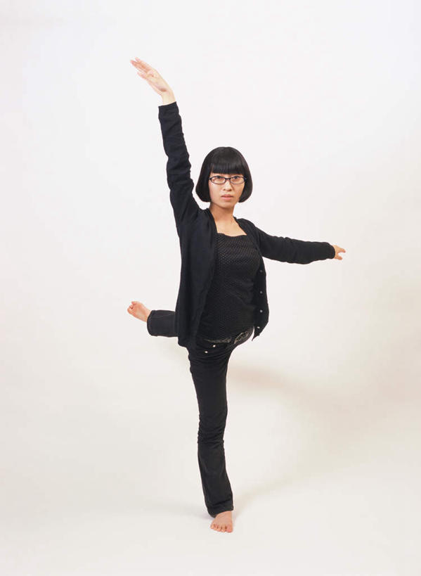 东方人,一个人,跳舞者,站,伸展双臂,竖图,室外,白天,白色背景,正面,跳舞,亚洲,仅一个年轻女性,仅一个女性,仅一个人,服装,注视,休闲装,黄种人,衣服,观察,看,站着,休闲,休闲服,摄影,服饰,影棚,观看,察看,关注,舞姿,年轻女性,女人,女性,亚洲人,舞蹈家,舞蹈演员,舞者,敞开双臂,伸开双臂,展开双肩,站立,张开手臂,张开双臂,彩图,全身,影棚拍摄,拍摄,舞蹈