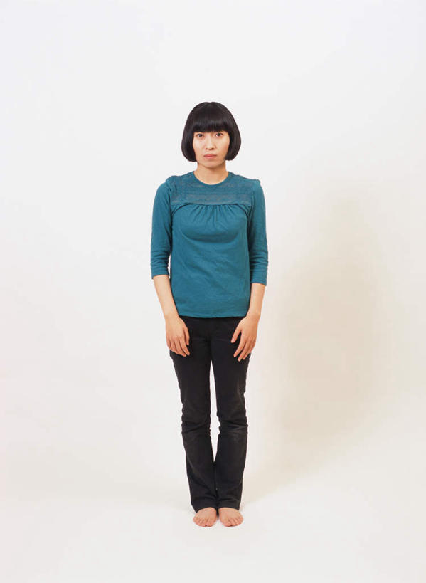 东方人,一个人,站,笑,微笑,竖图,室内,白天,白色背景,正面,亚洲,仅一个年轻女性,仅一个女性,仅一个人,服装,注视,休闲装,黄种人,衣服,观察,看,站着,休闲,休闲服,摄影,服饰,影棚,观看,察看,关注,年轻女性,女人,女性,亚洲人,彩图,全身,影棚拍摄,拍摄