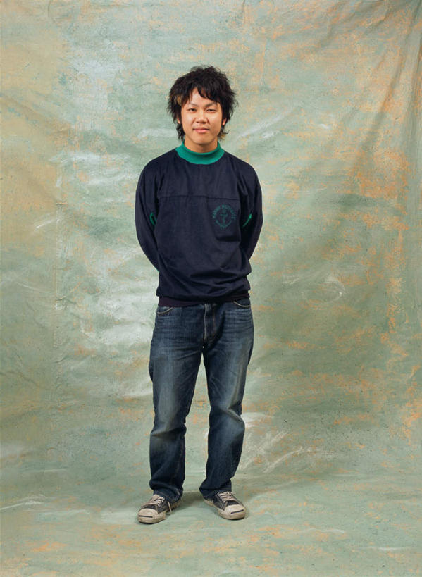 东方人,一个人,站,竖图,室内,白天,白色背景,正面,亚洲,仅一个男性,仅一个人,服装,注视,休闲装,黄种人,仅一个年轻男性,衣服,观察,看,站着,休闲,休闲服,摄影,服饰,影棚,观看,察看,关注,背手,男人,男性,年轻男性,亚洲人,彩图,全身,影棚拍摄,拍摄