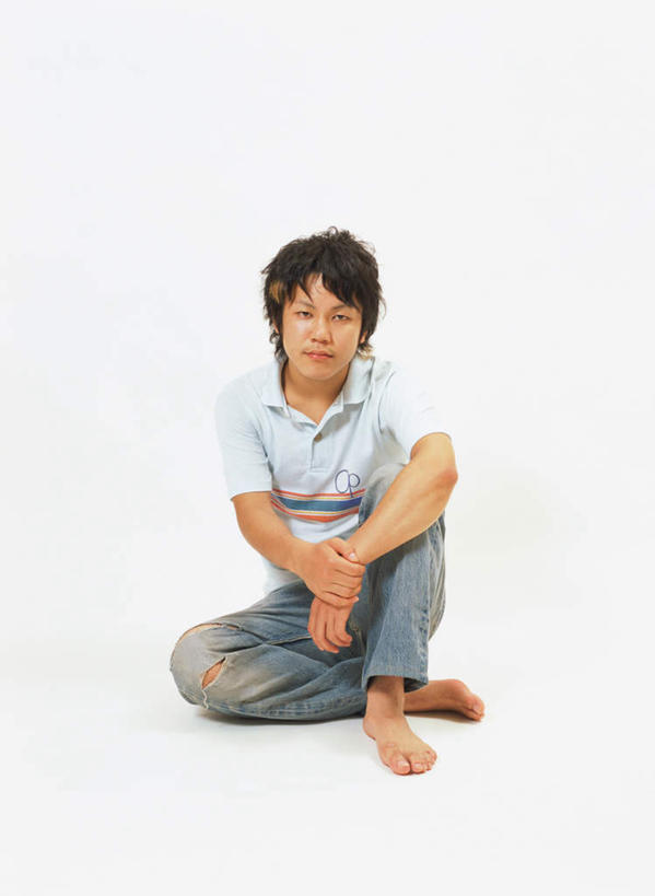 东方人,一个人,坐,盘腿,竖图,室内,白天,白色背景,正面,亚洲,仅一个男性,仅一个人,服装,注视,休闲装,黄种人,仅一个年轻男性,衣服,观察,看,休闲,休闲服,摄影,服饰,影棚,观看,察看,关注,男人,男性,年轻男性,亚洲人,盘腿而坐,盘膝,盘着腿的,盘着腿坐,双腿交叉,坐着,彩图,全身,影棚拍摄,拍摄