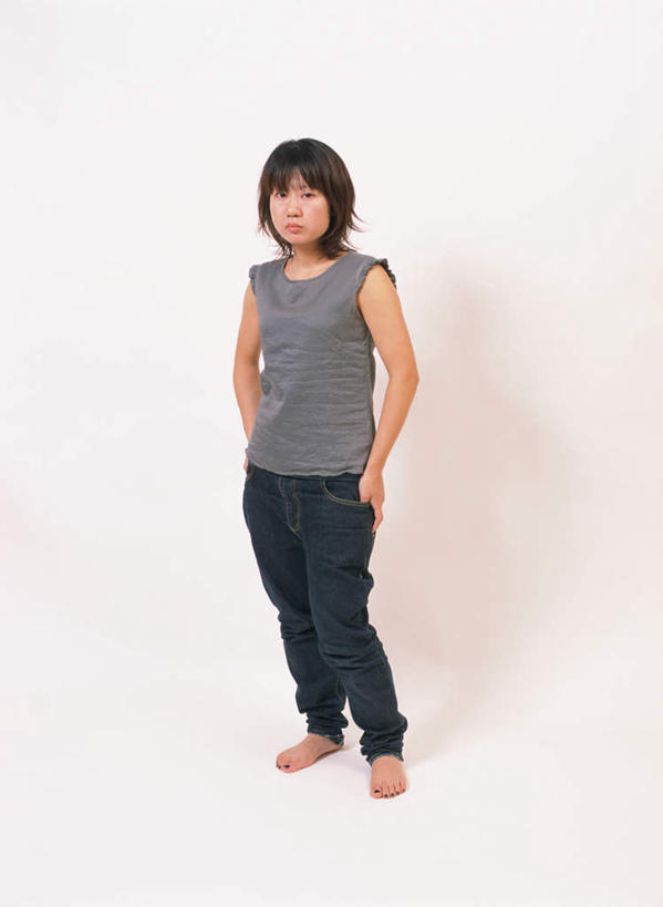 东方人,一个人,站,笑,微笑,竖图,室内,白天,白色背景,正面,亚洲,仅一个年轻女性,仅一个女性,仅一个人,服装,注视,休闲装,黄种人,衣服,观察,看,站着,休闲,休闲服,摄影,服饰,影棚,观看,察看,关注,年轻女性,女人,女性,亚洲人,彩图,全身,影棚拍摄,拍摄