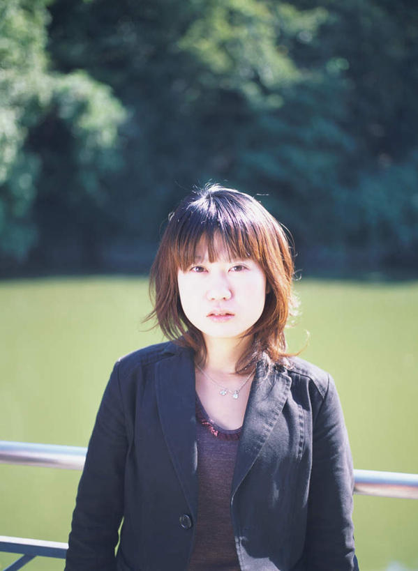 东方人,一个人,站,笑,微笑,竖图,室外,白天,正面,河流,森林,树林,水,植物,亚洲,仅一个年轻女性,仅一个女性,仅一个人,服装,河水,水流,注视,休闲装,黄种人,树,树木,衣服,绿色,自然,观察,看,站着,休闲,休闲服,服饰,生长,成长,观看,察看,关注,年轻女性,女人,女性,亚洲人,半身,彩图