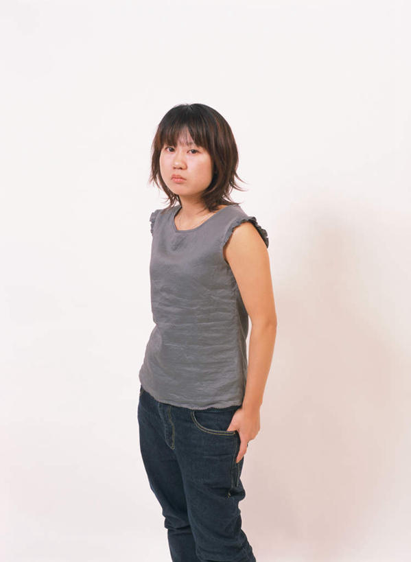 东方人,一个人,站,竖图,室内,白天,白色背景,正面,亚洲,仅一个年轻女性,仅一个女性,仅一个人,服装,注视,休闲装,黄种人,衣服,观察,看,站着,休闲,休闲服,摄影,服饰,影棚,观看,察看,关注,背手,年轻女性,女人,女性,亚洲人,半身,彩图,影棚拍摄,拍摄