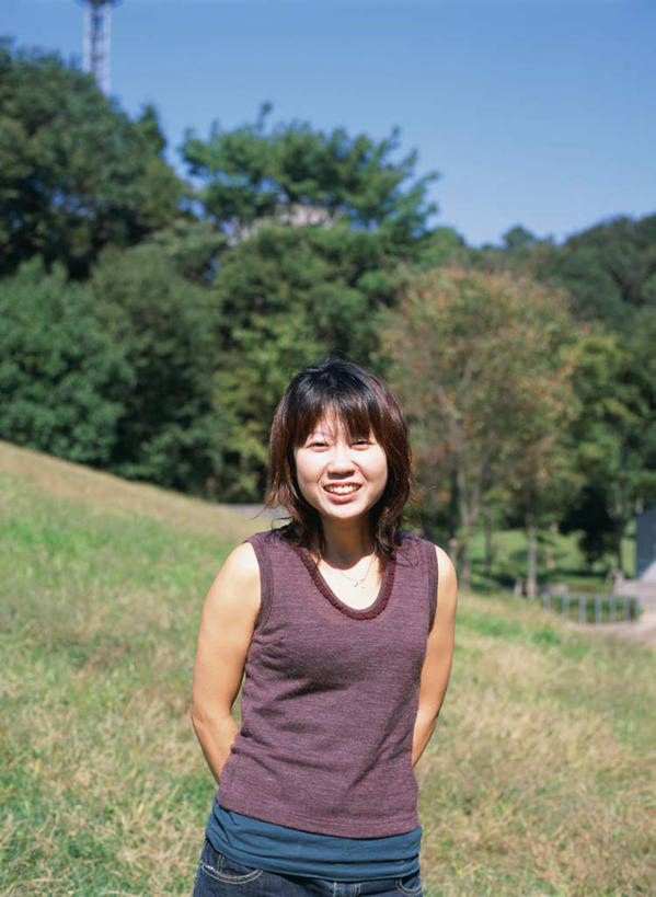 东方人,一个人,站,笑,微笑,露齿笑,竖图,室外,白天,正面,草地,草坪,植物,亚洲,仅一个年轻女性,仅一个女性,仅一个人,服装,注视,休闲装,黄种人,草,树,树木,衣服,蓝色,绿色,蓝天,天空,自然,天,观察,看,站着,休闲,休闲服,服饰,生长,成长,观看,察看,关注,年轻女性,女人,女性,亚洲人,半身,彩图