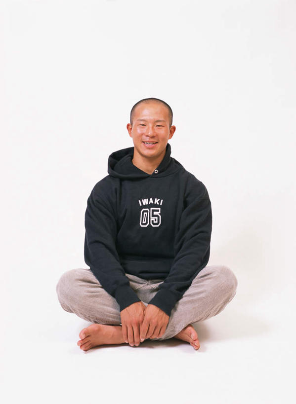 东方人,一个人,坐,盘腿,竖图,室内,白天,白色背景,正面,亚洲,仅一个男性,仅一个人,服装,注视,休闲装,黄种人,仅一个年轻男性,衣服,观察,看,休闲,休闲服,摄影,服饰,影棚,观看,察看,关注,男人,男性,年轻男性,亚洲人,盘腿而坐,盘膝,盘着腿的,盘着腿坐,双腿交叉,坐着,彩图,全身,影棚拍摄,拍摄