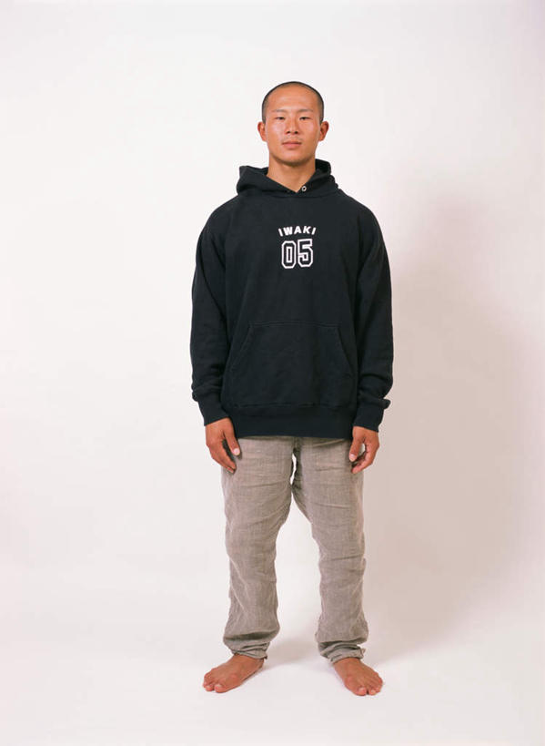 东方人,一个人,站,笑,微笑,竖图,室内,白天,白色背景,正面,亚洲,仅一个男性,仅一个人,服装,注视,休闲装,黄种人,仅一个年轻男性,衣服,观察,看,站着,休闲,休闲服,摄影,服饰,影棚,观看,察看,关注,男人,男性,年轻男性,亚洲人,彩图,全身,影棚拍摄,拍摄