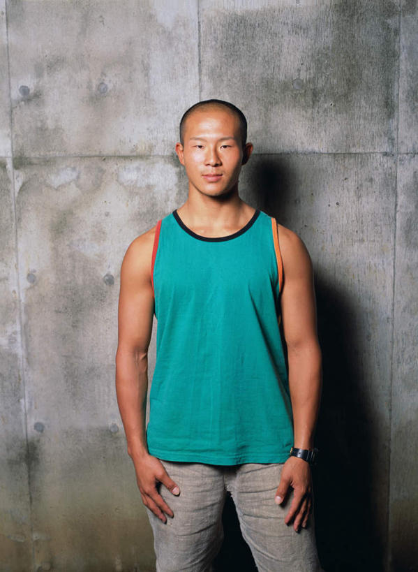 东方人,一个人,站,笑,微笑,竖图,室外,白天,正面,亚洲,仅一个男性,仅一个人,服装,墙,注视,休闲装,黄种人,墙壁,墙面,仅一个年轻男性,衣服,观察,看,站着,休闲,休闲服,服饰,观看,察看,关注,男人,男性,年轻男性,亚洲人,半身,彩图