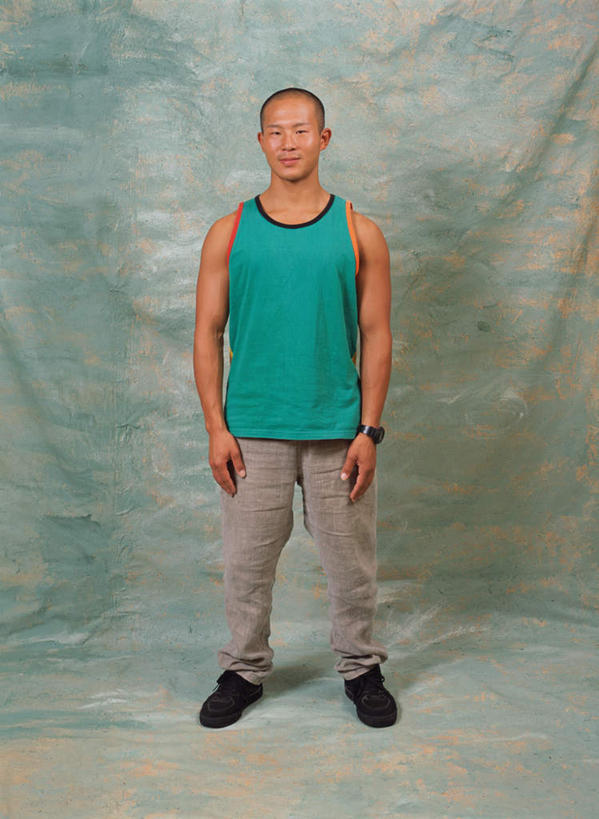 东方人,一个人,站,笑,微笑,竖图,室内,白天,正面,亚洲,仅一个男性,仅一个人,绿色背景,服装,注视,休闲装,黄种人,仅一个年轻男性,衣服,观察,看,站着,休闲,休闲服,摄影,服饰,影棚,观看,察看,关注,男人,男性,年轻男性,亚洲人,彩图,全身,影棚拍摄,拍摄