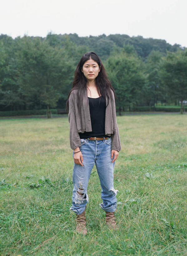 东方人,一个人,站,笑,微笑,露齿笑,竖图,室外,白天,正面,草地,草坪,植物,亚洲,仅一个年轻女性,仅一个女性,仅一个人,服装,注视,休闲装,黄种人,草,树,树木,衣服,蓝色,绿色,蓝天,天空,自然,天,观察,看,站着,休闲,休闲服,服饰,生长,成长,观看,察看,关注,年轻女性,女人,女性,亚洲人,彩图,全身