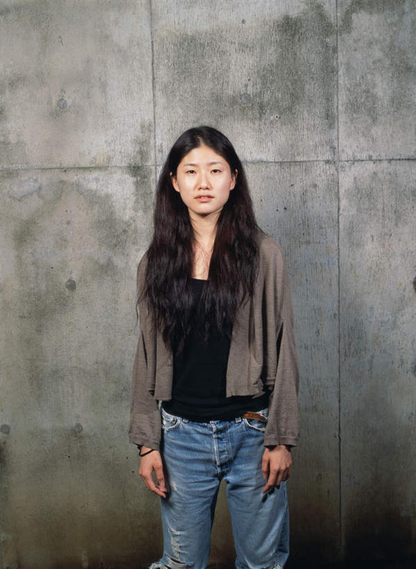 东方人,一个人,站,笑,微笑,竖图,室外,白天,正面,亚洲,仅一个年轻女性,仅一个女性,仅一个人,服装,墙,注视,休闲装,黄种人,墙壁,墙面,衣服,观察,看,站着,休闲,休闲服,服饰,观看,察看,关注,年轻女性,女人,女性,亚洲人,半身,彩图