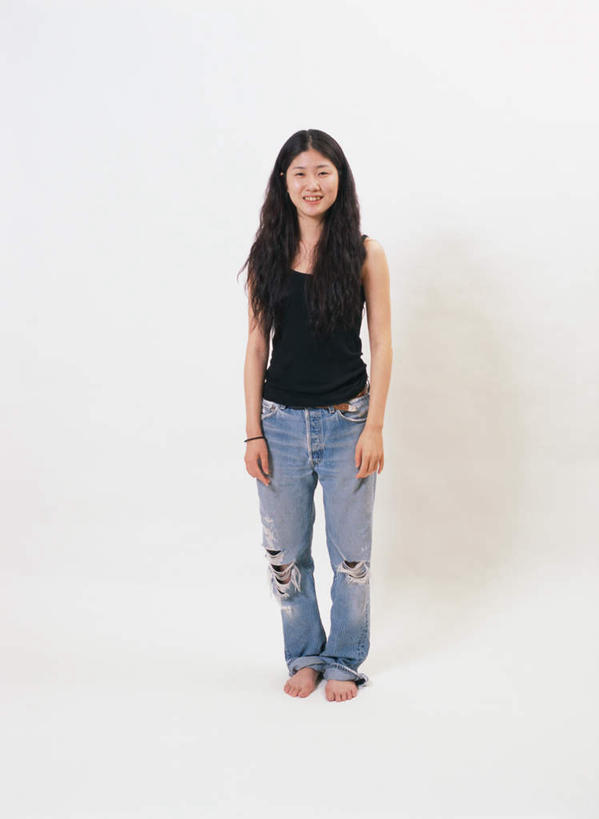 东方人,一个人,站,笑,微笑,竖图,室内,白天,白色背景,正面,亚洲,仅一个年轻女性,仅一个女性,仅一个人,服装,注视,休闲装,黄种人,衣服,观察,看,站着,休闲,休闲服,摄影,服饰,影棚,观看,察看,关注,年轻女性,女人,女性,亚洲人,彩图,全身,影棚拍摄,拍摄