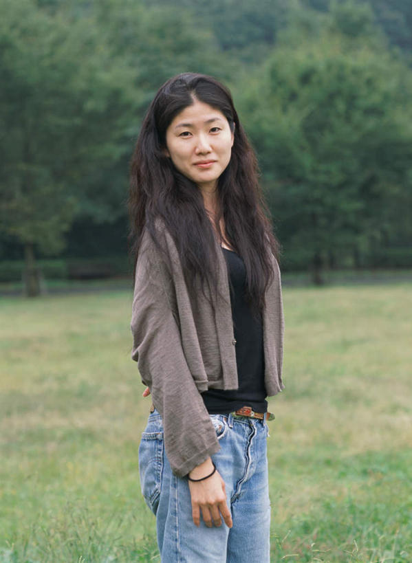 东方人,一个人,站,笑,微笑,露齿笑,竖图,室外,白天,正面,亚洲,仅一个年轻女性,仅一个女性,仅一个人,服装,注视,休闲装,黄种人,衣服,观察,看,站着,休闲,休闲服,服饰,观看,察看,关注,年轻女性,女人,女性,亚洲人,半身,彩图