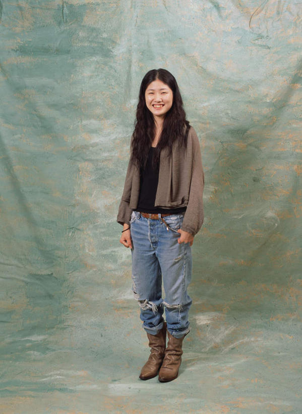 东方人,一个人,站,笑,微笑,露齿笑,竖图,室内,白天,正面,亚洲,仅一个年轻女性,仅一个女性,仅一个人,绿色背景,服装,注视,休闲装,黄种人,衣服,观察,看,站着,休闲,休闲服,摄影,服饰,影棚,观看,察看,关注,年轻女性,女人,女性,亚洲人,彩图,全身,影棚拍摄,拍摄