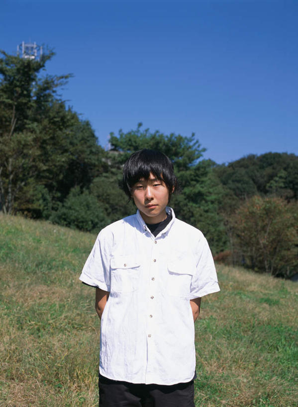 东方人,一个人,站,竖图,室外,白天,正面,草地,草坪,植物,亚洲,仅一个男性,仅一个人,服装,注视,休闲装,黄种人,草,树,树木,仅一个年轻男性,衣服,蓝色,绿色,蓝天,天空,自然,天,观察,看,站着,休闲,休闲服,服饰,生长,成长,观看,察看,关注,男人,男性,年轻男性,亚洲人,半身,彩图