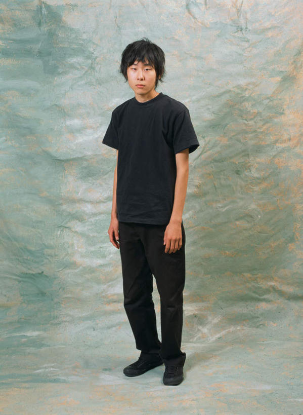 东方人,一个人,站,笑,微笑,竖图,室内,白天,正面,亚洲,仅一个男性,仅一个人,绿色背景,服装,注视,休闲装,黄种人,仅一个年轻男性,衣服,观察,看,站着,休闲,休闲服,摄影,服饰,影棚,观看,察看,关注,男人,男性,年轻男性,亚洲人,彩图,全身,影棚拍摄,拍摄