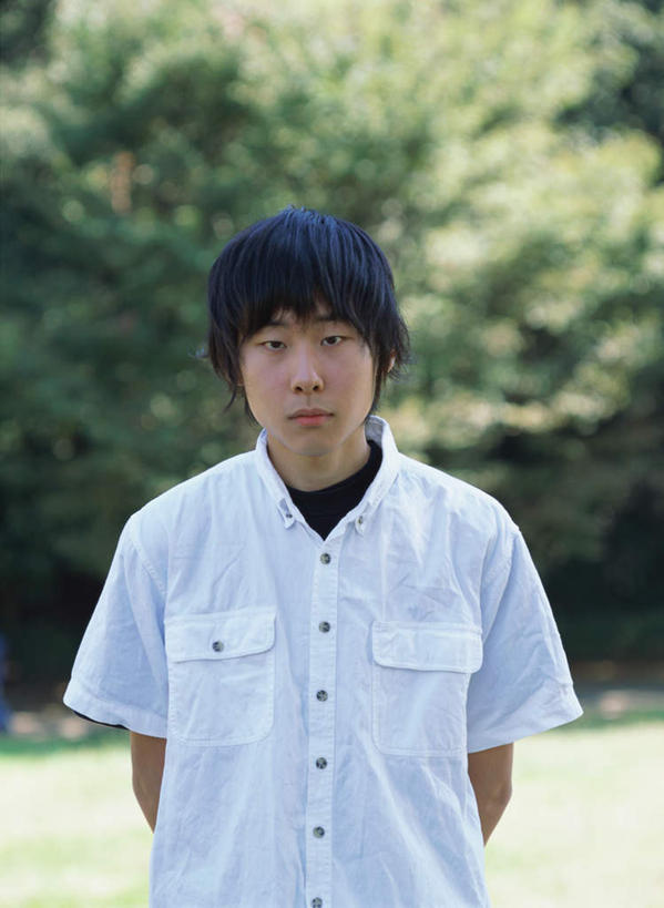 东方人,一个人,站,笑,微笑,竖图,室外,白天,正面,森林,树林,植物,亚洲,仅一个男性,仅一个人,服装,注视,休闲装,黄种人,树,树木,仅一个年轻男性,衣服,蓝色,绿色,蓝天,天空,自然,天,观察,看,站着,休闲,休闲服,服饰,生长,成长,观看,察看,关注,男人,男性,年轻男性,亚洲人,半身,彩图