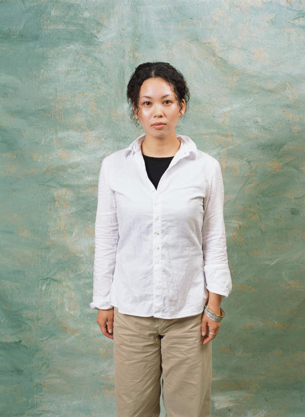 东方人,一个人,站,笑,微笑,竖图,室内,白天,正面,亚洲,仅一个年轻女性,仅一个女性,仅一个人,绿色背景,服装,注视,休闲装,黄种人,衣服,观察,看,站着,休闲,休闲服,摄影,服饰,影棚,观看,察看,关注,年轻女性,女人,女性,亚洲人,半身,彩图,影棚拍摄,拍摄