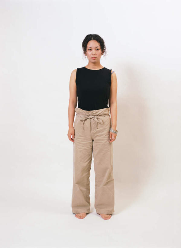 东方人,一个人,站,笑,微笑,竖图,室内,白天,白色背景,正面,亚洲,仅一个年轻女性,仅一个女性,仅一个人,服装,注视,休闲装,黄种人,衣服,观察,看,站着,休闲,休闲服,摄影,服饰,影棚,观看,察看,关注,年轻女性,女人,女性,亚洲人,彩图,全身,影棚拍摄,拍摄