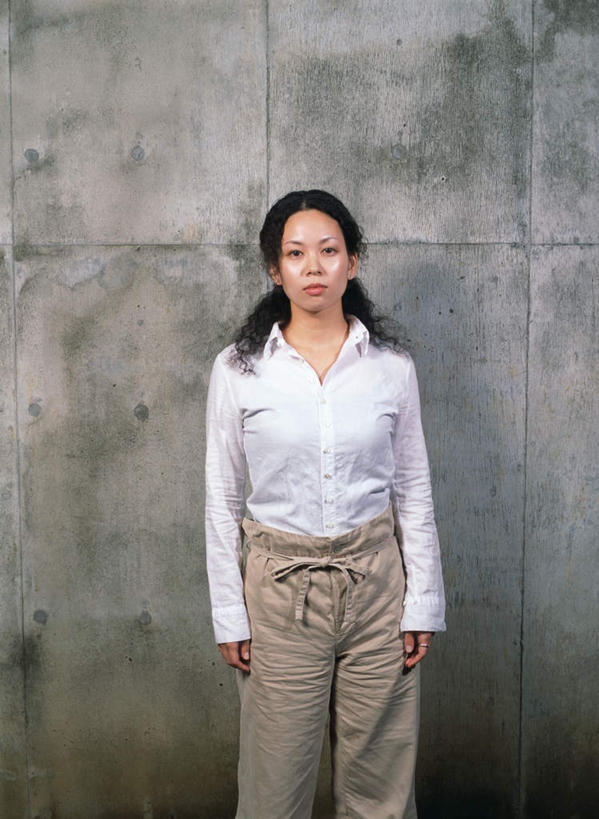 东方人,一个人,站,笑,微笑,竖图,室内,白天,正面,亚洲,仅一个年轻女性,仅一个女性,仅一个人,服装,墙,注视,休闲装,黄种人,墙壁,墙面,衣服,观察,看,站着,休闲,休闲服,服饰,观看,察看,关注,年轻女性,女人,女性,亚洲人,半身,彩图