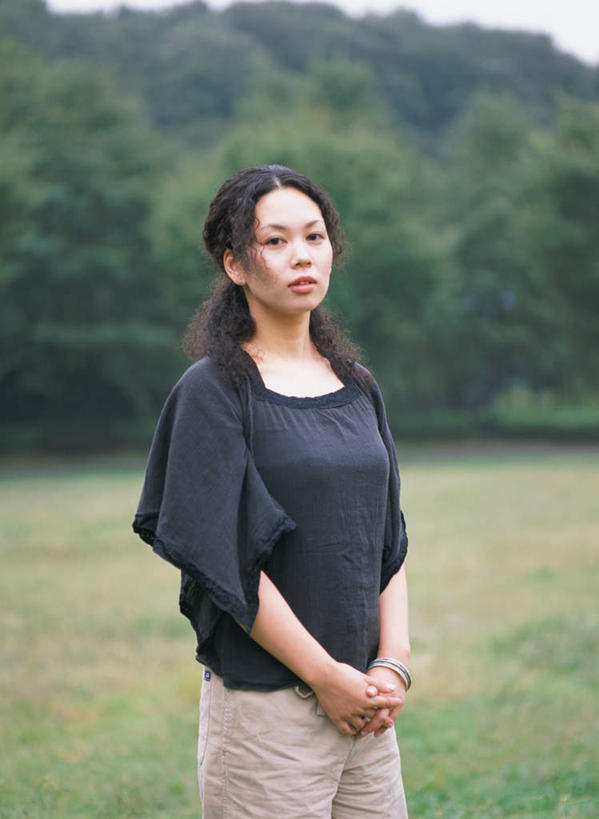 东方人,一个人,站,笑,微笑,竖图,室外,白天,正面,草地,草坪,森林,树林,植物,亚洲,仅一个年轻女性,仅一个女性,仅一个人,服装,注视,休闲装,黄种人,草,树,树木,衣服,绿色,自然,观察,看,站着,休闲,休闲服,服饰,生长,成长,观看,察看,关注,年轻女性,女人,女性,亚洲人,半身,彩图