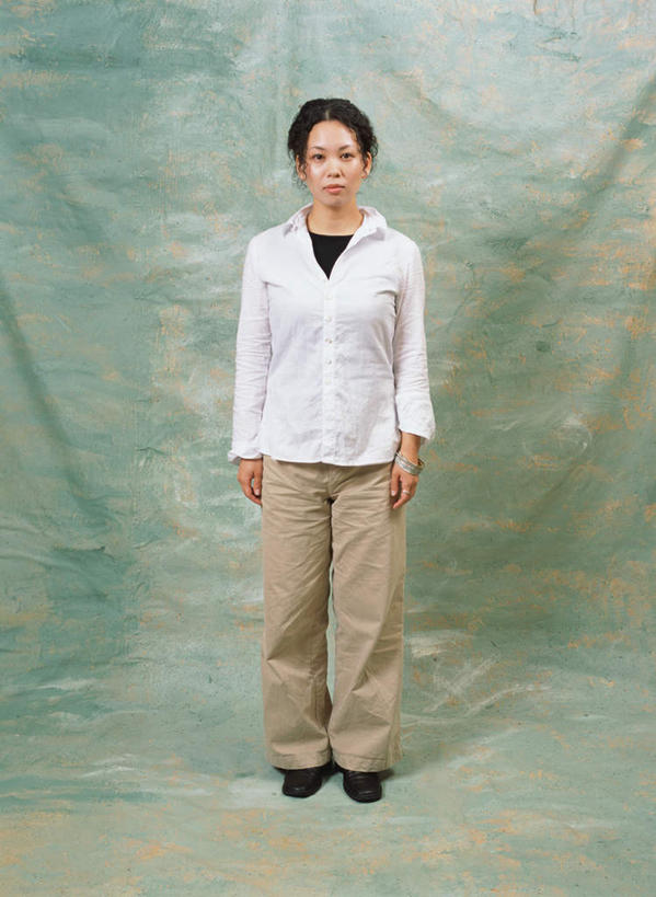 东方人,一个人,站,笑,微笑,竖图,室内,白天,正面,亚洲,仅一个年轻女性,仅一个女性,仅一个人,绿色背景,服装,注视,休闲装,黄种人,衣服,观察,看,站着,休闲,休闲服,摄影,服饰,影棚,观看,察看,关注,年轻女性,女人,女性,亚洲人,彩图,全身,影棚拍摄,拍摄