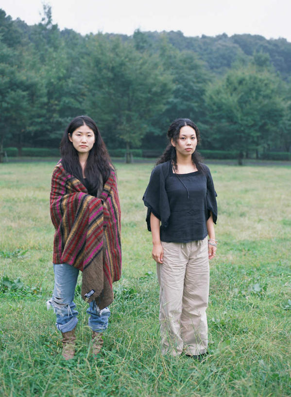 东方人,两个人,伙伴,朋友,站,笑,微笑,竖图,室外,白天,正面,友谊,植物,亚洲,服装,云,云朵,云彩,注视,休闲装,黄种人,树,树木,衣服,绿色,白云,天空,自然,天,观察,看,站着,休闲,休闲服,服饰,生长,成长,观看,察看,关注,友情,年轻女性,女人,女性,亚洲人,站立,彩图,全身