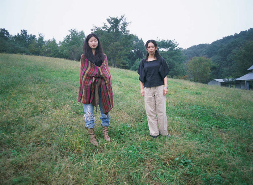 东方人,两个人,伙伴,朋友,站,笑,微笑,横图,室外,白天,正面,友谊,植物,亚洲,服装,云,云朵,云彩,注视,休闲装,黄种人,树,树木,衣服,绿色,白云,天空,自然,天,观察,看,站着,休闲,休闲服,服饰,生长,成长,观看,察看,关注,友情,年轻女性,女人,女性,亚洲人,站立,彩图,全身