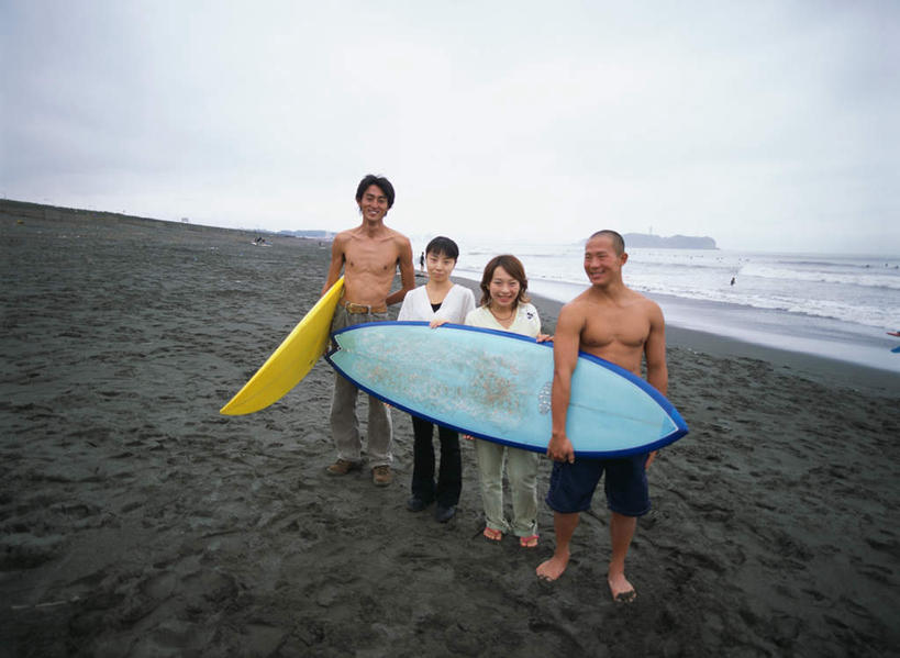 东方人,四个人,夫妻,伙伴,朋友,站,横图,室外,白天,正面,爱情,友谊,海浪,海洋,沙滩,亚洲,服装,冲浪板,沙子,海岸,浪花,沙地,浪漫,拿,拿着,注视,休闲装,黄种人,裸露,衣服,海水,观察,看,站着,休闲,休闲服,恩爱,恋人,服饰,观看,察看,关注,裸,海景,友情,男人,男性,年轻男性,年轻女性,女人,女性,亚洲人,情侣,大海,风浪,海,海水的波动,海滩,近岸浪,涌浪,站立,彩图,全身,伴侣