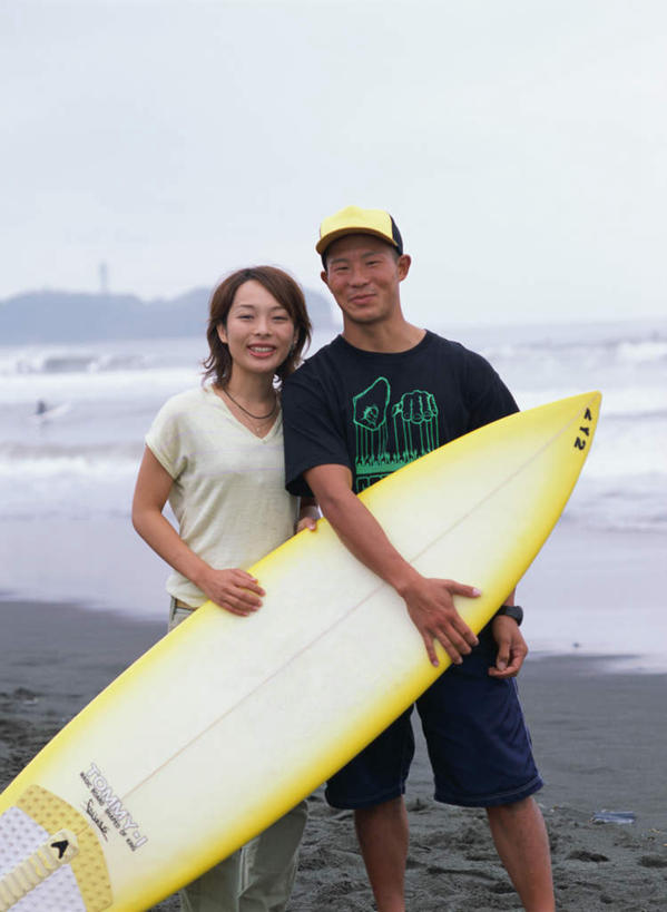 东方人,两个人,夫妻,站,笑,微笑,露齿笑,竖图,室外,白天,正面,爱情,海浪,海洋,沙滩,帽子,亚洲,戴,服装,沙子,海岸,浪花,沙地,浪漫,注视,休闲装,黄种人,运动帽,衣服,海水,观察,看,站着,休闲,休闲服,鸭舌帽,恩爱,恋人,服饰,观看,戴着,察看,关注,海景,男人,男性,年轻男性,年轻女性,女人,女性,亚洲人,情侣,大海,风浪,海,海水的波动,海滩,近岸浪,涌浪,半身,彩图,伴侣