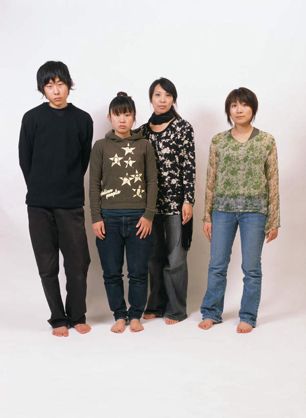 东方人,四个人,夫妻,伙伴,朋友,站,笑,微笑,竖图,室内,白天,白色背景,正面,爱情,友谊,亚洲,服装,浪漫,注视,休闲装,黄种人,衣服,观察,看,站着,休闲,休闲服,恩爱,恋人,摄影,服饰,影棚,观看,察看,关注,友情,男人,男性,年轻男性,年轻女性,女人,女性,亚洲人,情侣,彩图,全身,影棚拍摄,拍摄,伴侣