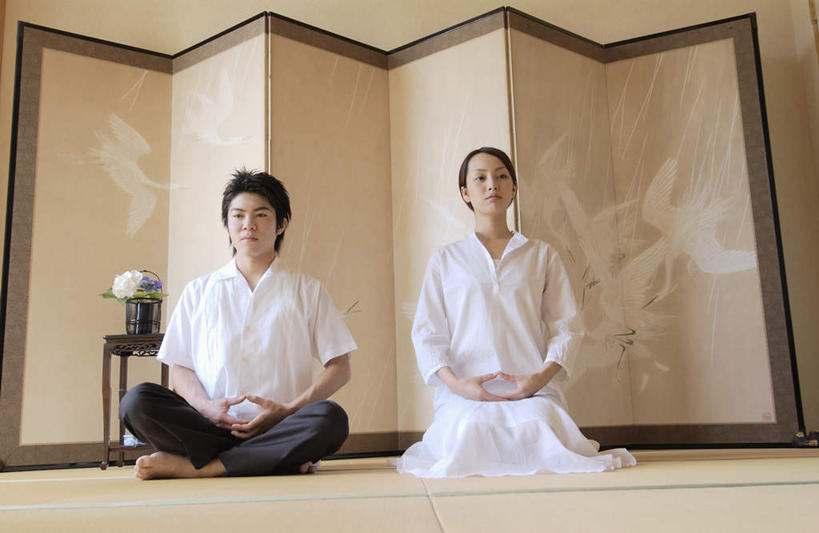 东方人,两个人,夫妻,坐,盘腿,横图,室内,白天,正面,爱情,亚洲,服装,浪漫,注视,休闲装,黄种人,衣服,观察,看,休闲,休闲服,恩爱,恋人,服饰,观看,察看,关注,男人,男性,年轻男性,年轻女性,女人,女性,亚洲人,情侣,盘腿而坐,盘膝,盘着腿的,盘着腿坐,双腿交叉,坐着,彩图,全身,伴侣