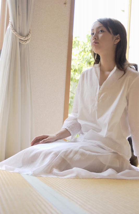 东方人,一个人,客厅,坐,笑,微笑,竖图,室内,白天,正面,窗户,亚洲,仅一个年轻女性,仅一个女性,仅一个人,服装,榻榻米,注视,休闲装,黄种人,玻璃窗,衣服,观察,看,休闲,休闲服,服饰,观看,察看,起居室,关注,年轻女性,女人,女性,亚洲人,坐着,半身,彩图