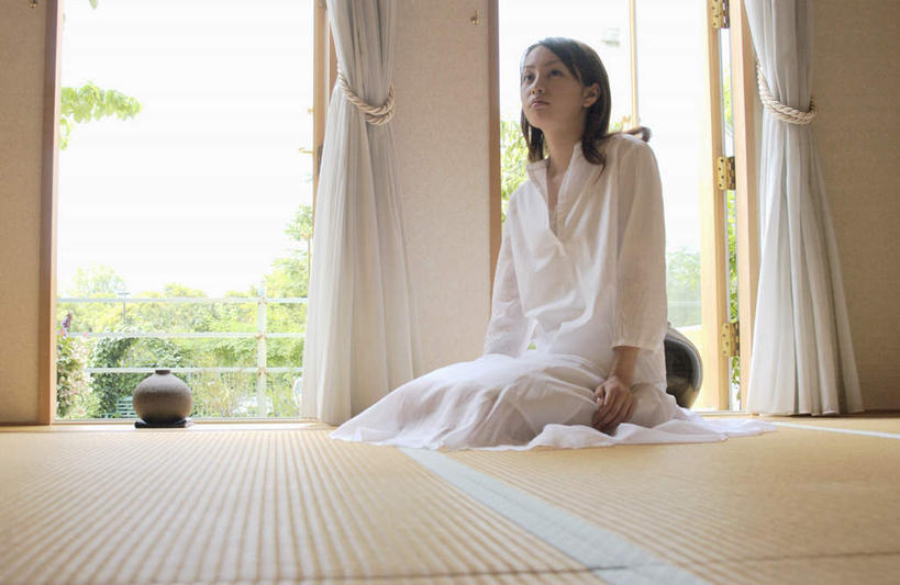 东方人,一个人,客厅,坐,笑,微笑,横图,室内,白天,正面,窗户,亚洲,仅一个年轻女性,仅一个女性,仅一个人,服装,榻榻米,注视,休闲装,黄种人,玻璃窗,衣服,观察,看,休闲,休闲服,服饰,观看,察看,起居室,关注,年轻女性,女人,女性,亚洲人,坐着,彩图,全身