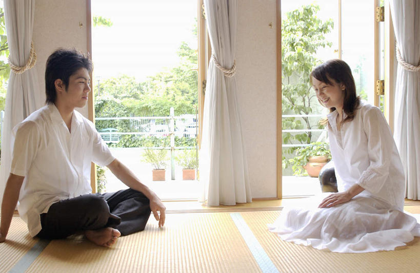 东方人,两个人,夫妻,坐,盘腿,横图,室内,白天,侧面,爱情,窗户,亚洲,服装,浪漫,注视,休闲装,黄种人,玻璃窗,相视,衣服,观察,看,休闲,面对面,休闲服,恩爱,恋人,服饰,观看,对视,察看,关注,相对,相看,男人,男性,年轻男性,年轻女性,女人,女性,亚洲人,情侣,盘腿而坐,盘膝,盘着腿的,盘着腿坐,双腿交叉,坐着,彩图,全身,伴侣