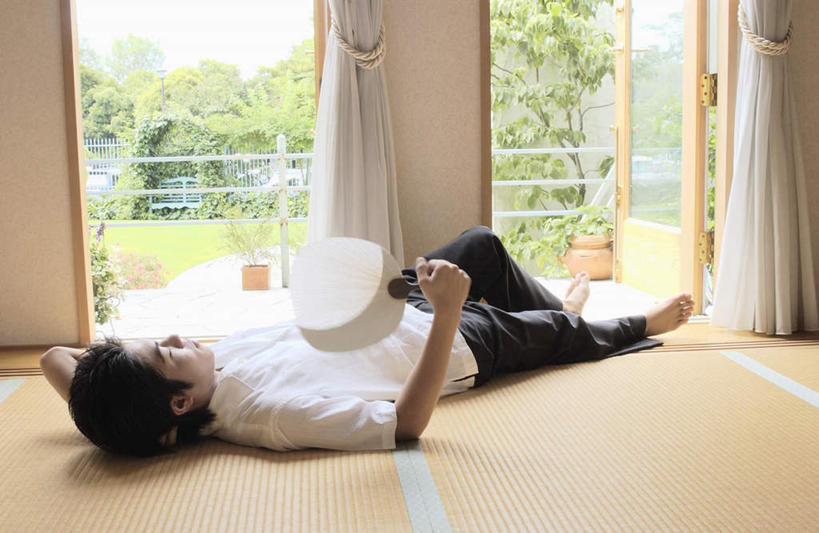 东方人,一个人,躺,横图,室内,白天,正面,植物,窗户,亚洲,仅一个男性,仅一个人,服装,扇子,榻榻米,拿,拿着,注视,休闲装,黄种人,玻璃窗,树,树木,仅一个年轻男性,衣服,绿色,自然,观察,看,休闲,休闲服,服饰,生长,成长,观看,察看,关注,男人,男性,年轻男性,亚洲人,躺着,彩图,全身