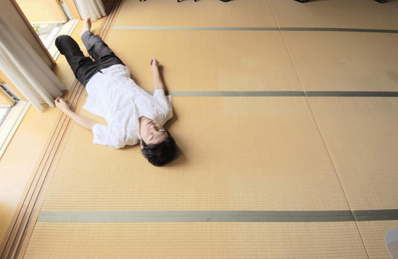 东方人,一个人,躺,横图,俯视,室内,白天,亚洲,仅一个男性,仅一个人,服装,榻榻米,注视,休闲装,黄种人,仅一个年轻男性,衣服,观察,看,休闲,休闲服,服饰,观看,察看,关注,男人,男性,年轻男性,亚洲人,躺着,彩图,高角度拍摄,全身