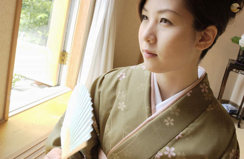 东方人,一个人,坐,笑,微笑,横图,室内,白天,正面,民族服装,植物,窗户,亚洲,仅一个年轻女性,仅一个女性,仅一个人,和服,服装,扇子,拿,拿着,注视,休闲装,黄种人,玻璃窗,树,树木,衣服,绿色,自然,观察,看,休闲,休闲服,服饰,生长,成长,观看,察看,关注,吴服,唐草,唐花,唐锦,年轻女性,女人,女性,亚洲人,坐着,半身,彩图,传统服装,民俗服